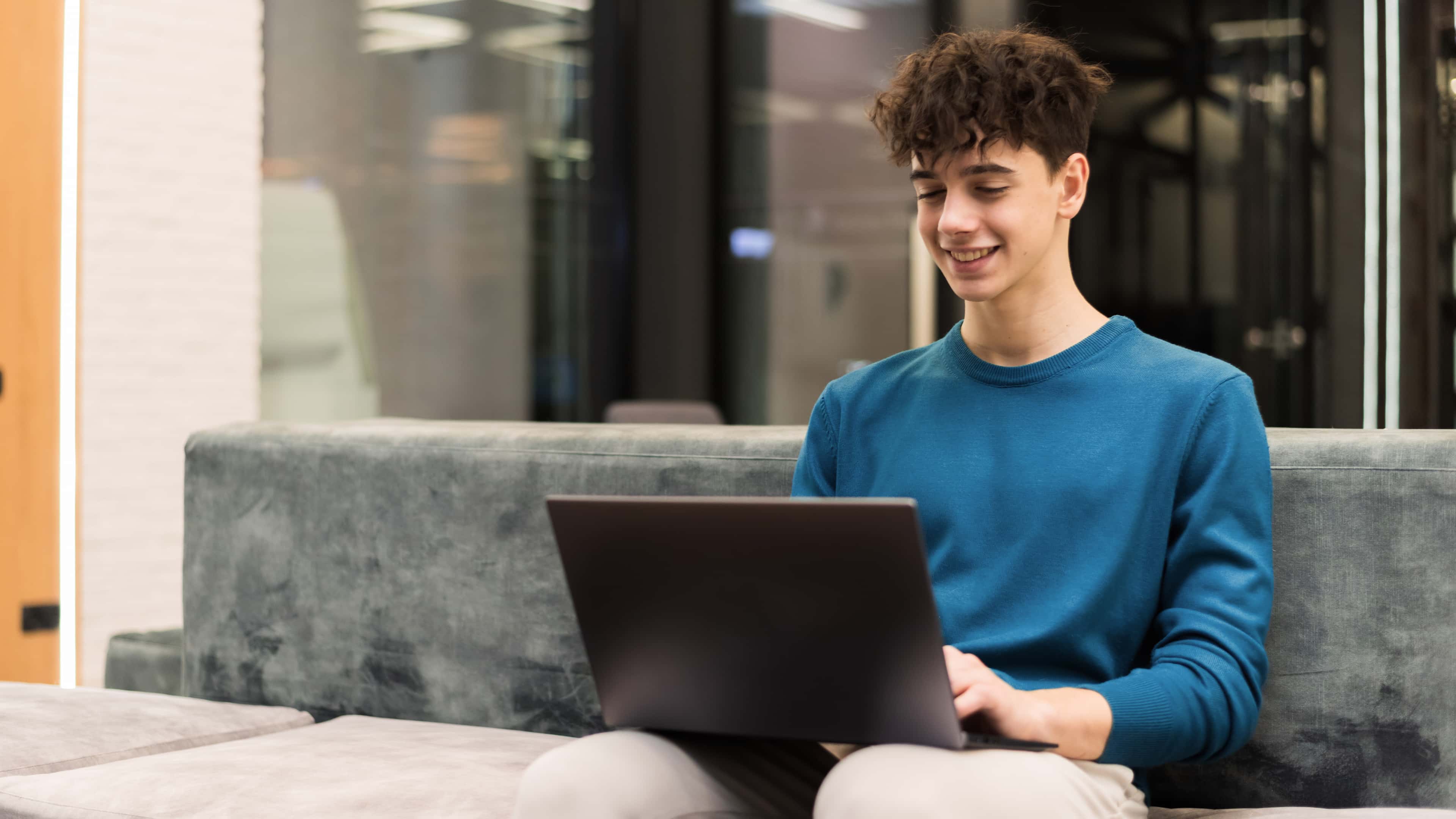 Student technikum online uczy się na laptopie w wygodnym miejscu