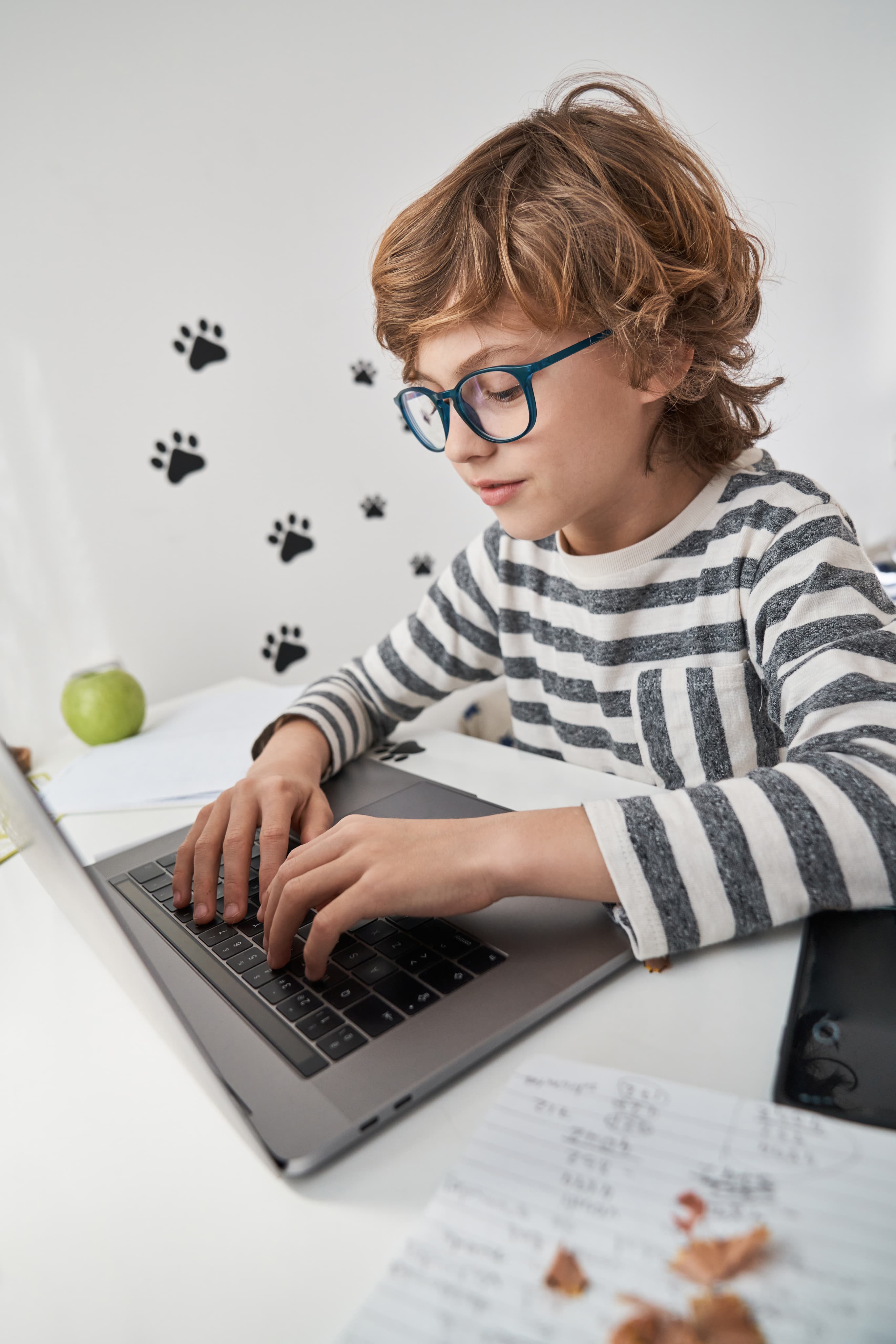 Uczeń szkoły zdalnej pracuje na laptopie w domu