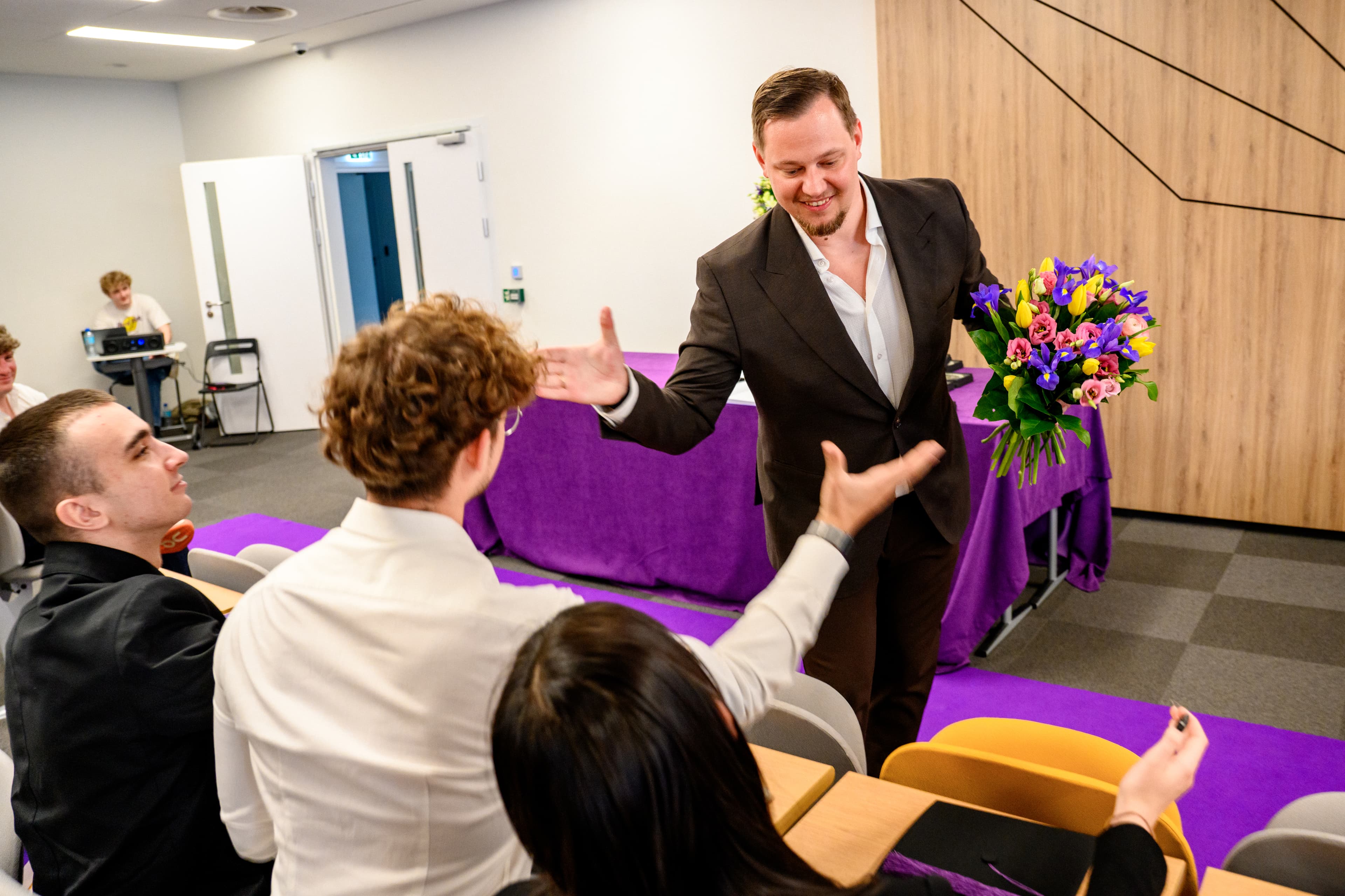 Nauczyciel gratuluje absolwentom technikum online