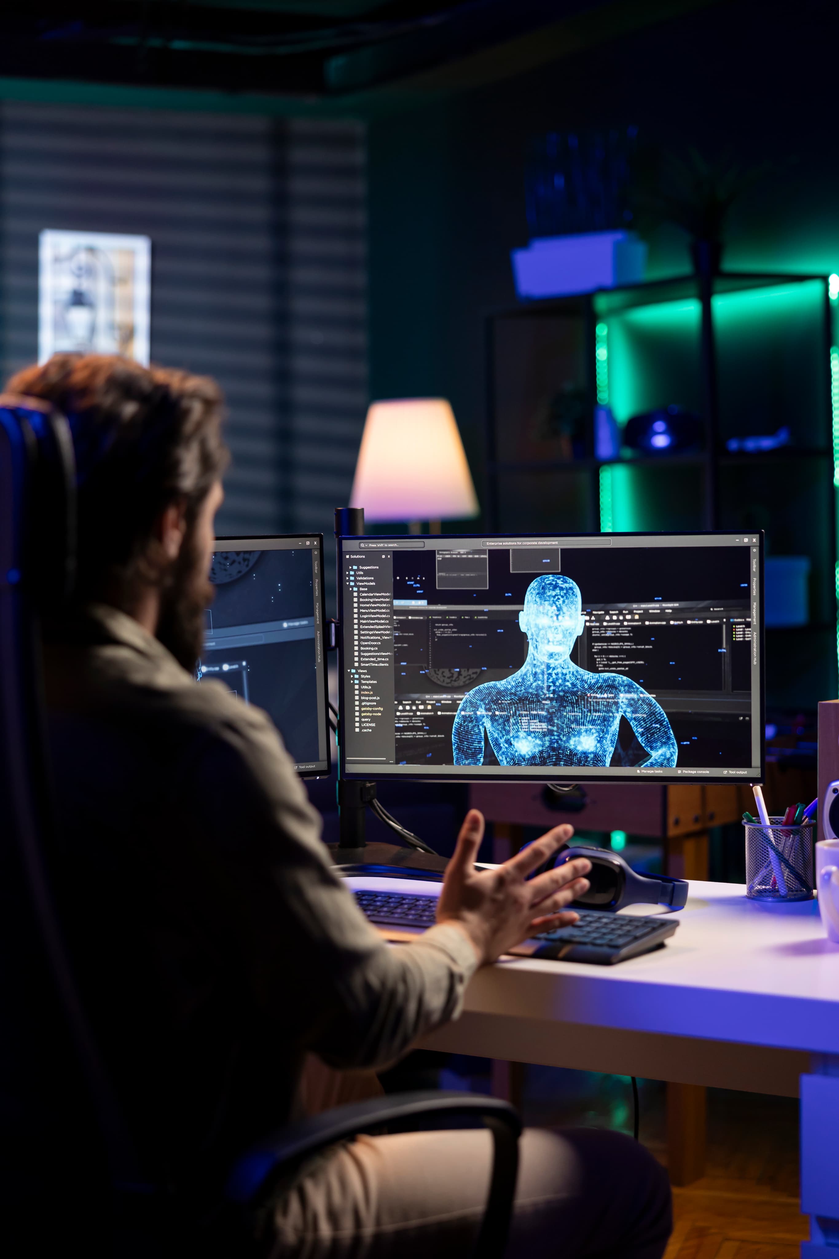 Programista pracuje nad projektem AI z wizualizacją 3D na monitorze komputera