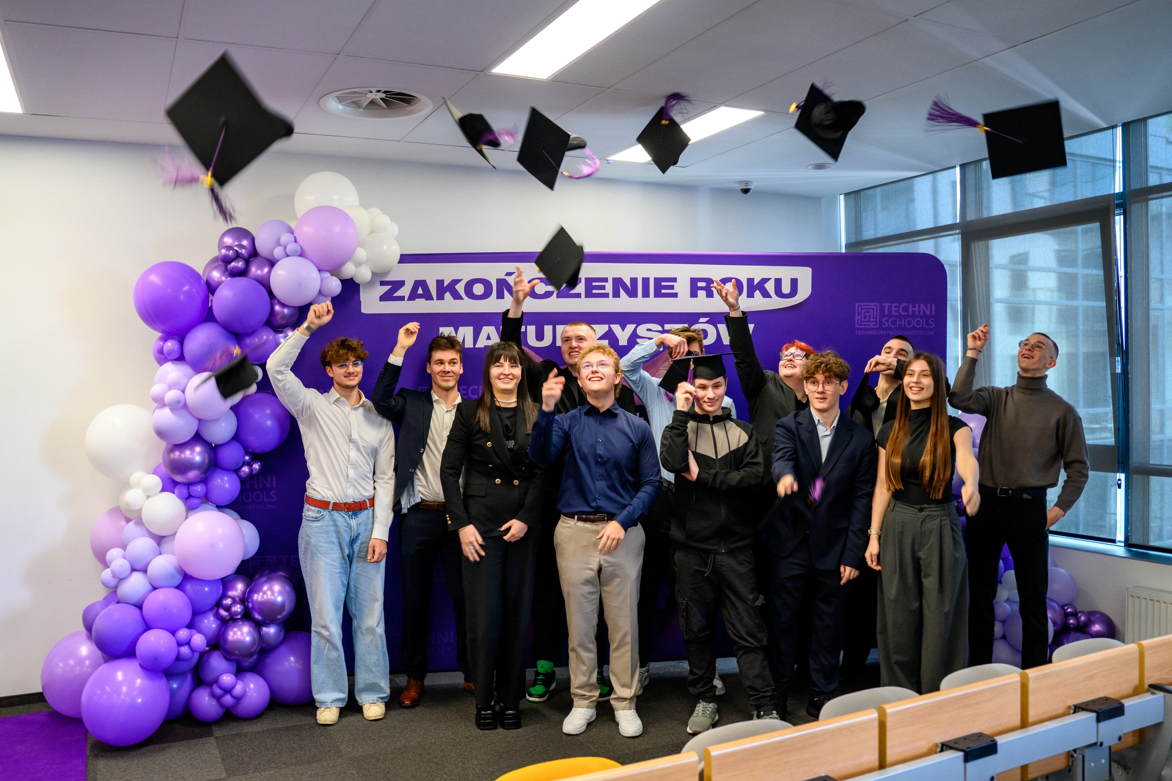 Maturzyści TechniSchools rzucają biretami na zakończenie roku szkolnego